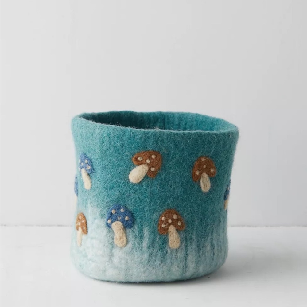 UO Mushroom Felted Planter Cover, Green, NWT - Picture 5 of 10